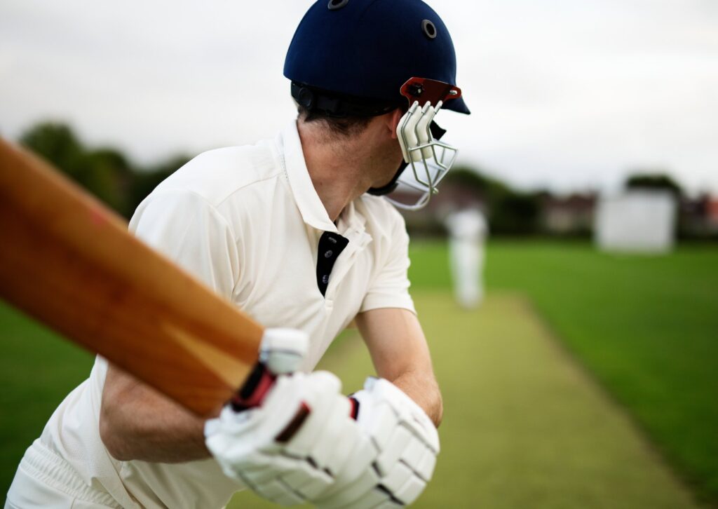 persona en primer plano jugando críquet 